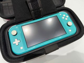 Nintendo Switch Lite Verde con Funda Rosa