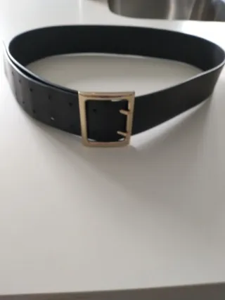 2cinturónes negro con hebilla dorada.y otro color