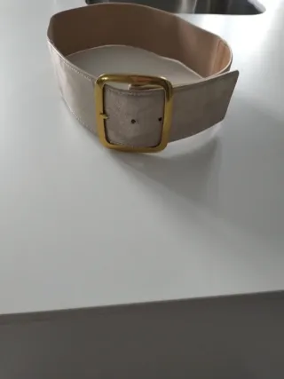 2cinturónes negro con hebilla dorada.y otro color