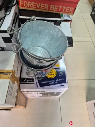 Lote de cubos metálicos