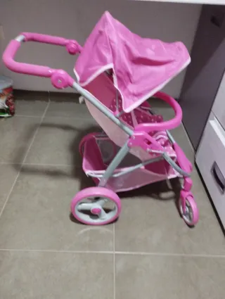 Carrito de bebé de juguete rosa
