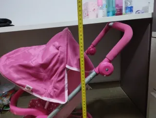Carrito de bebé de juguete rosa