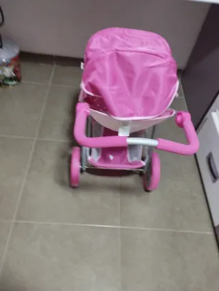 Carrito de bebé de juguete rosa