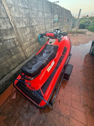 Moto de agua Sea-Doo Bombardier Roja