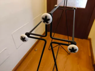 Porta asciugamani a piedi Ikea nero e bianco