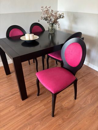 Mesa de comedor y 4 sillas.