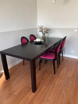 Mesa de comedor y 4 sillas.