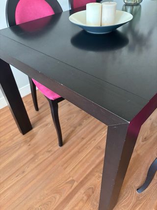 Mesa de comedor y 4 sillas.
