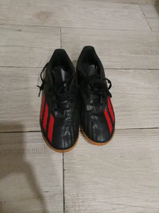 Botines de fútbol Adidas negros y rojos
