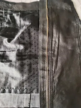 Falda de piel auténtica con cremallera.