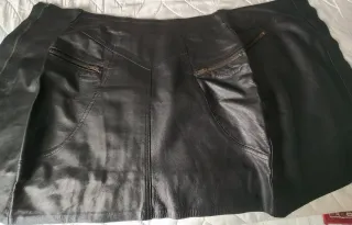 Falda de piel auténtica con cremallera.