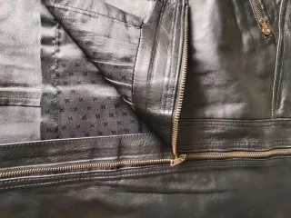 Falda de piel auténtica con cremallera.