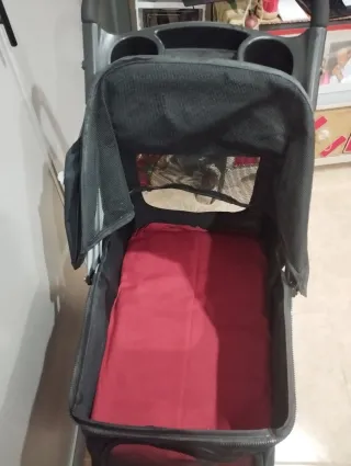 Carro de mascotas usado dos veces está completamen