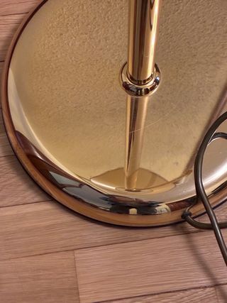 Lámpara de pie dorada para lectura