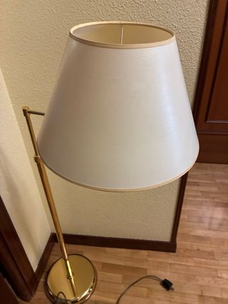 Lámpara de pie dorada para lectura