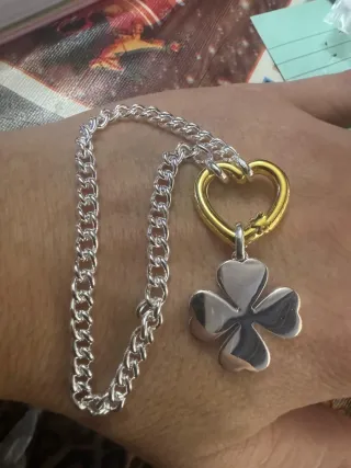 Pulsera con colgante corazón y trébol