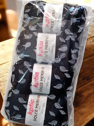 4 Ovillos Katia Dolce Merino Negro