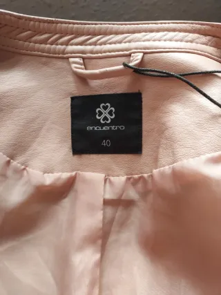 Chaqueta rosa efecto piel