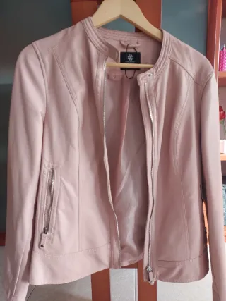 Chaqueta rosa efecto piel