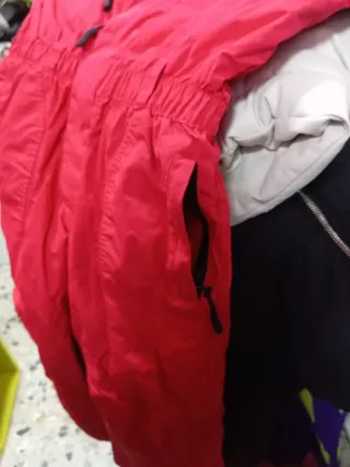 Mono de nieve y esquí gris y rojo. 4 años