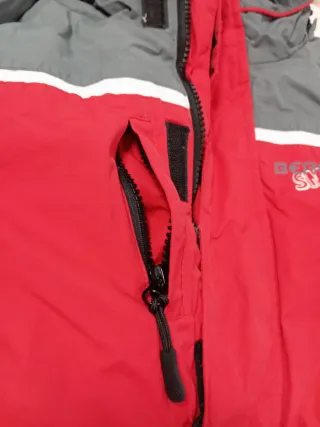 Mono de nieve y esquí gris y rojo. 4 años