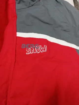 Mono de nieve y esquí gris y rojo. 4 años