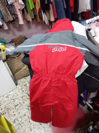 Mono de nieve y esquí gris y rojo. 4 años