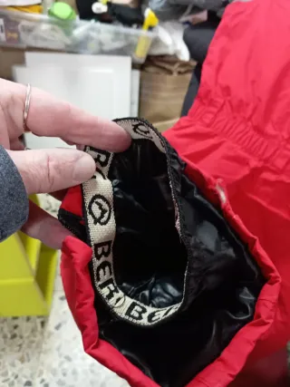 Mono de nieve y esquí gris y rojo. 4 años