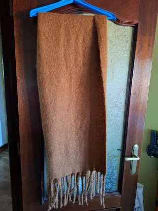 Bufanda marrón con flecos mujer