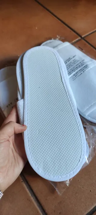 Zapatillas de hotel blancas