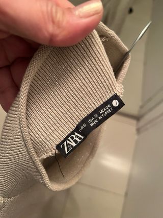 Sueter cuello cisne dorado Zara