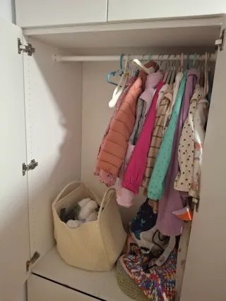 Armario blanco de madera