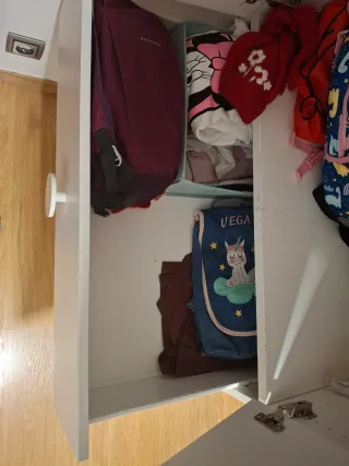 Armario blanco de madera