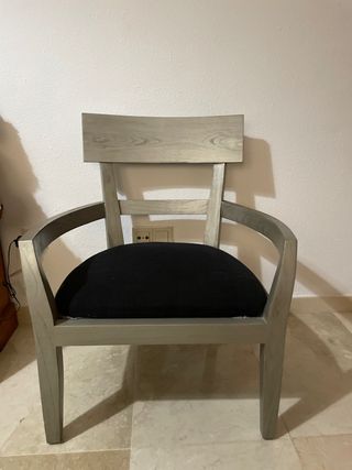 Silla de madera con asiento tapizado