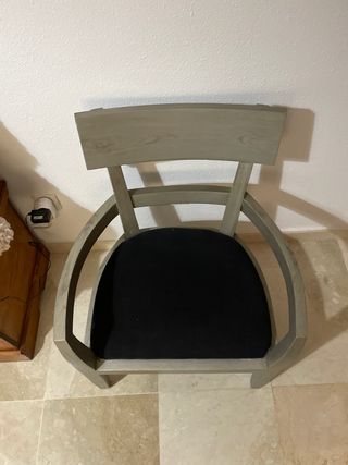 Silla de madera con asiento tapizado