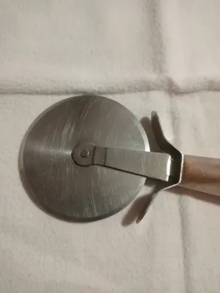 Taglia pizza metallo e plastica