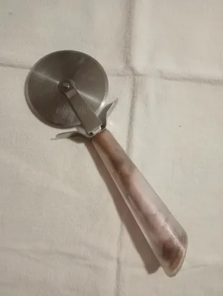 Taglia pizza metallo e plastica