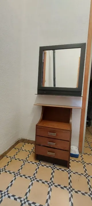 Mueble de madera y espejo negro