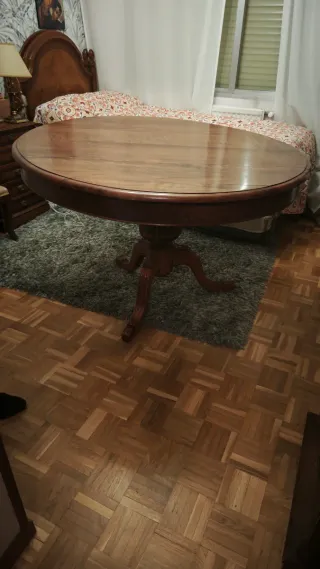 Mesa redonda vintage de madera maciza