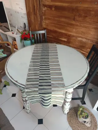 Mesa redonda de madera