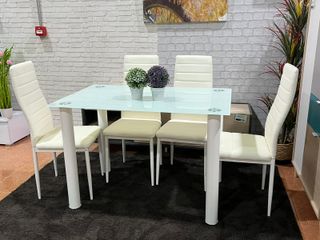 Mesa de cristal con 4 sillas
