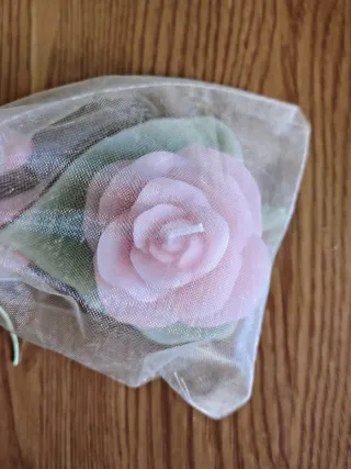 Candela profumata rosa rosa e foglia  verde