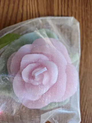 Candela profumata rosa rosa e foglia  verde