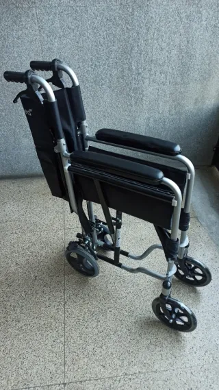 Silla de ruedas plegable  para casa Quirumed 90€