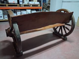 Banco de madera con ruedas de carro
