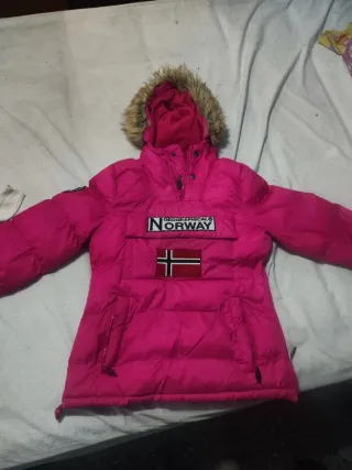 Chaqueta rosa Nortwhay con capucha