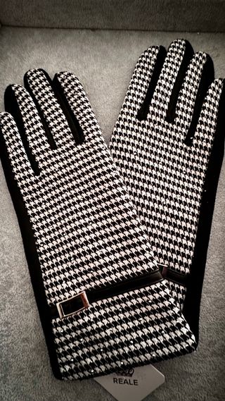 Luvas com padrão xadrez e fivela