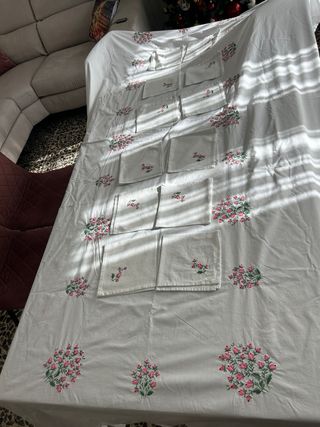 Tovaglia ricamata  con 12 tovaglioli floreale