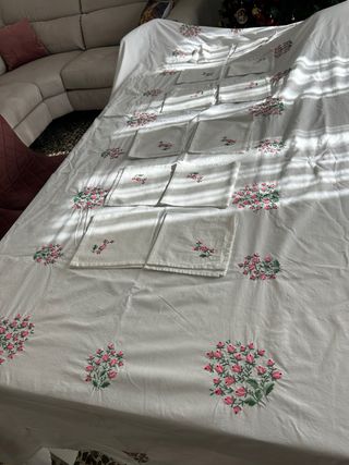 Tovaglia ricamata  con 12 tovaglioli floreale