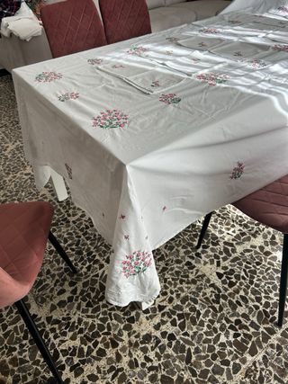 Tovaglia ricamata  con 12 tovaglioli floreale